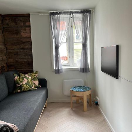 Entire Renovated Apartment From 1780 With Kitchen, Bath, Bedroom, And Living Room In Skuteviken Bergen Kültér fotó
