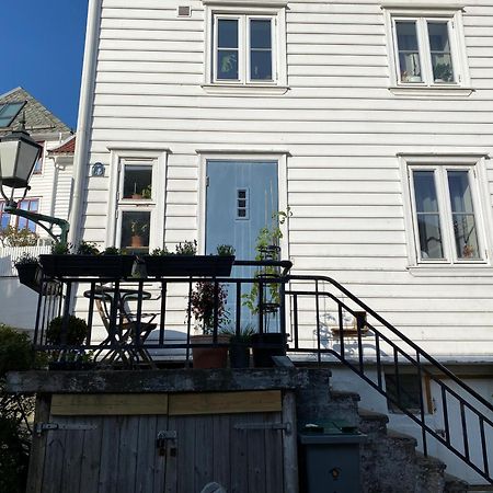 Entire Renovated Apartment From 1780 With Kitchen, Bath, Bedroom, And Living Room In Skuteviken Bergen Kültér fotó