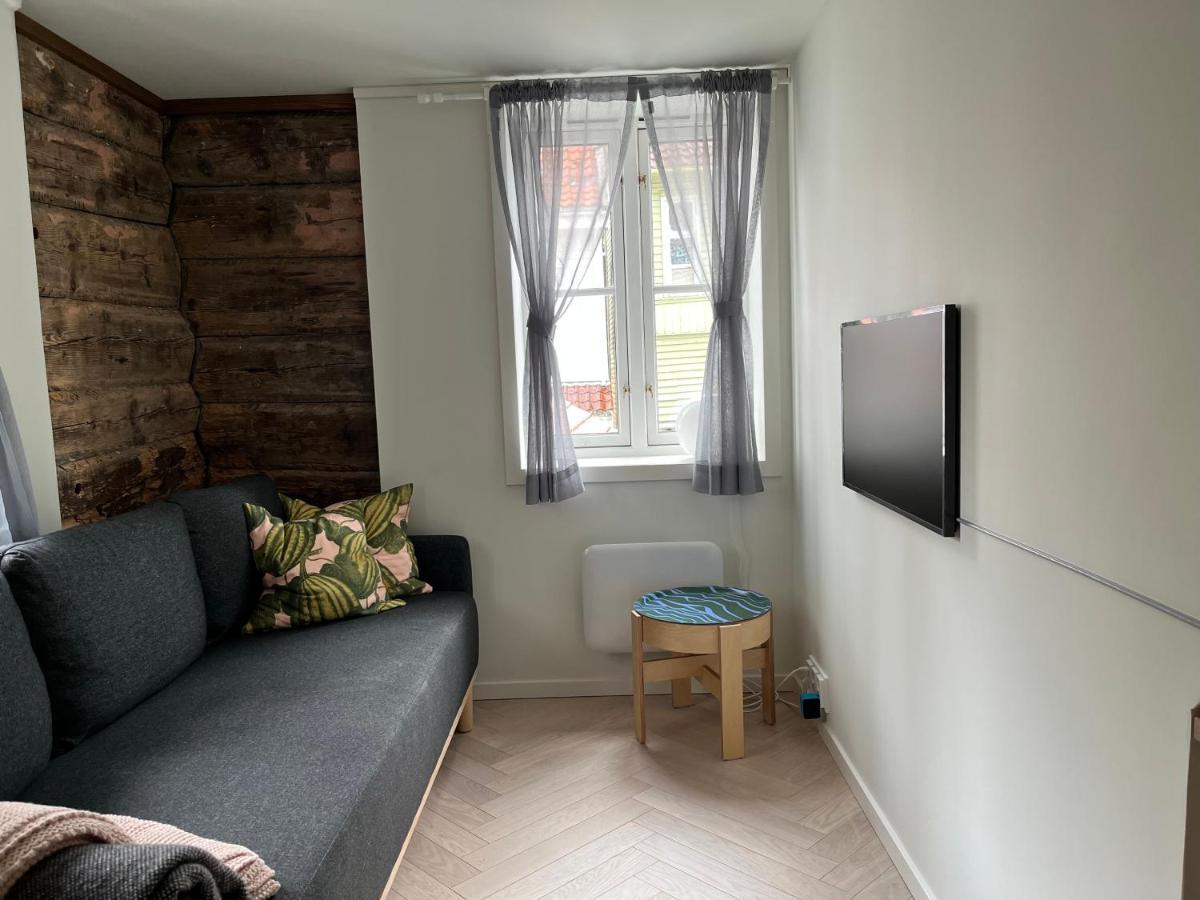 Entire Renovated Apartment From 1780 With Kitchen, Bath, Bedroom, And Living Room In Skuteviken Bergen Kültér fotó
