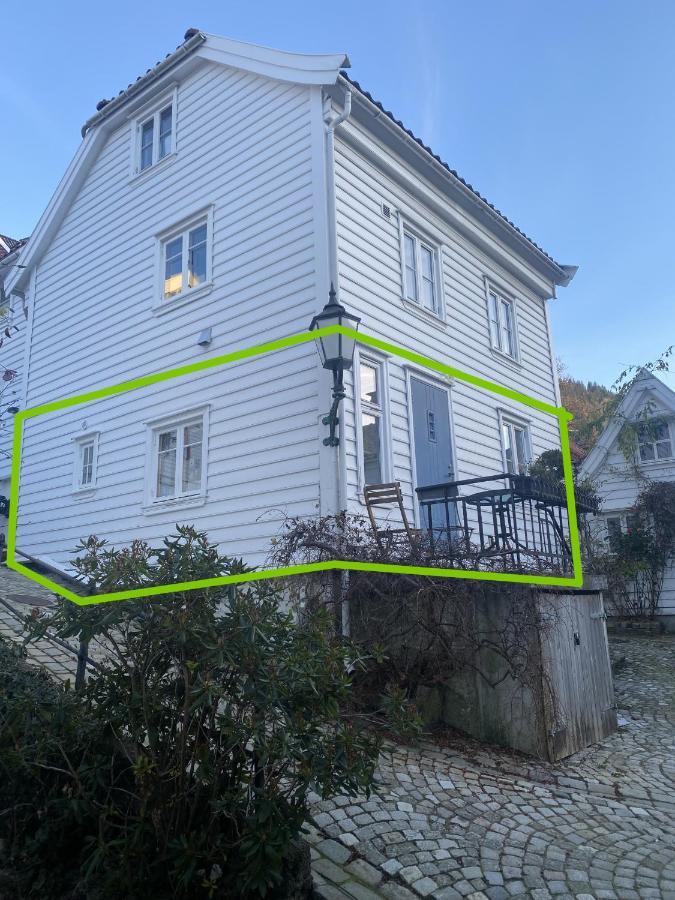 Entire Renovated Apartment From 1780 With Kitchen, Bath, Bedroom, And Living Room In Skuteviken Bergen Kültér fotó