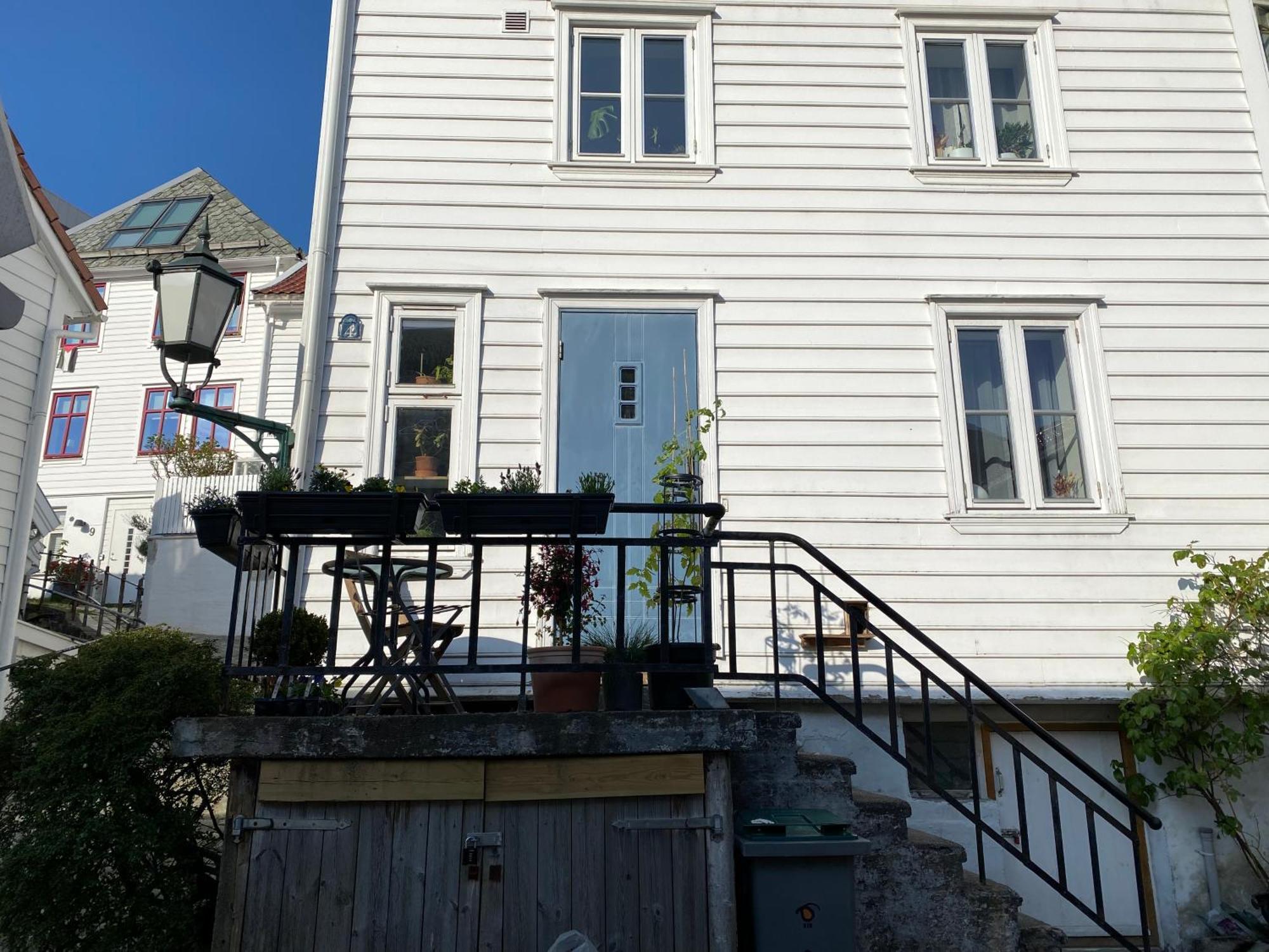 Entire Renovated Apartment From 1780 With Kitchen, Bath, Bedroom, And Living Room In Skuteviken Bergen Kültér fotó